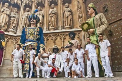 Una de las fotografías de la muestra, donde aparece el grupo de portadores de gigantes.