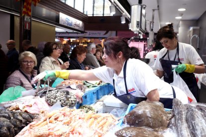 El nou Mercat Central compta amb 10 parades de peix i marisc, 16 de carn, 8 de fruita i verdura i 6 de pesca salada, bars i fleques.