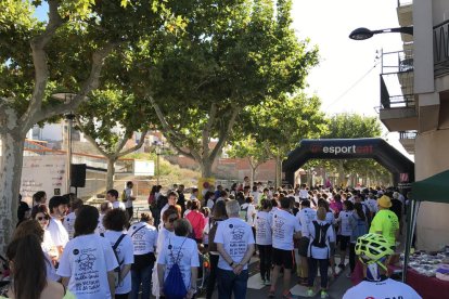 Los corredores|pasillos participaron en la 4ª carrera Hol·la Genís para luchar contra el cáncer infantil.