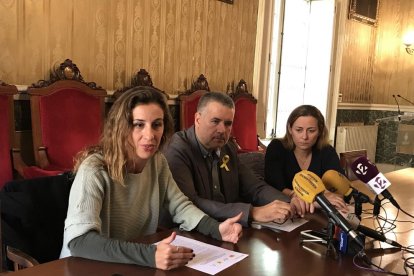 La portaveu de la CUP, Laia Estrada, el portaveu d'ERC, Pau Ricomà, i la regidora del PDeCAT Cristina Guzmán, durant la roda de premsa.