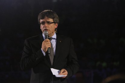 Primer pla del president del Govern, Carles Puigdemont, parlant durant l'acte d'inici de campanya del referèndum a la TAP. Imatge del 14 de setembre de 2017