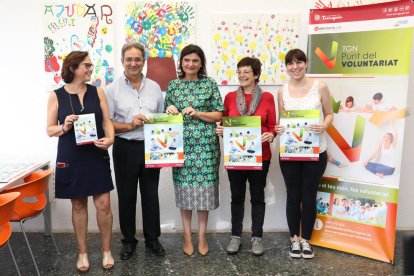 Elisa Vedrina i representants de la Federació Catalana de Voluntariat, durant la presentació.