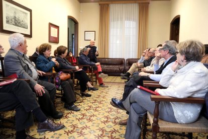 Participantes en un coloquio celebrado en la sede de la Arqueológica en abril para debatir sobre el Teatro.