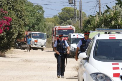 Pla general del camió carregat de bombones de butà amb efectius dels Mossos d'Esquadra a la zona de la urbanització de Montecarlo d'Alcanar, aquest 21 d'agost de 2017