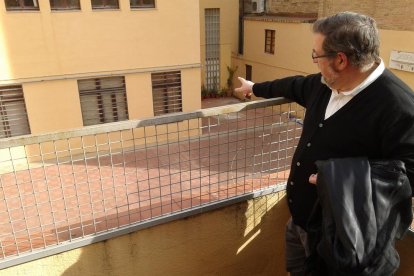 Andreu Muñoz indica el lugar del patio de la Casa de los Concilios donde podrían aparecer las columnas.