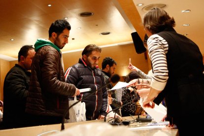 Varios refugiados en las instalaciones del aeropuerto de Barajas este lunes.