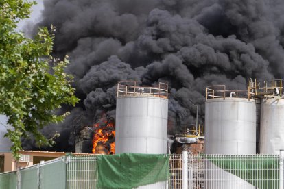 El incendio en los depósitos provocó una gran humareda negra.