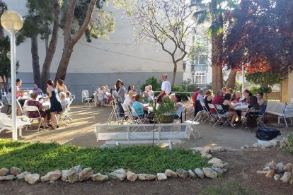 Imagen de la cena de bienvenida del verano a la Residencia de Abuelos de La Muntanyeta.