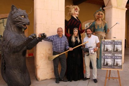 Un moment de la presentació de l'esdeveniment, que ha tingut lloc aquest dilluns, on hi ha participat la bruixa que protagonitza el cartell.