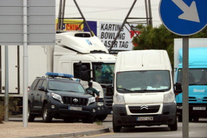 Imatge d'una patrulla de la Guàrdia Civil inspeccionant una furgoneta al polígon industrial del Pla de Sant Feliu de Llobregat aquest 15 de setembre de 2017.