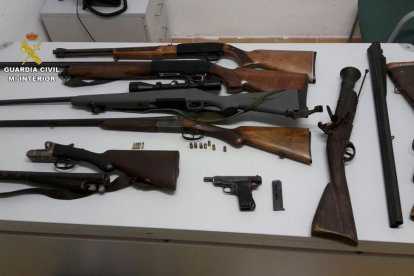 Imagen de las armas intervenidas en un establecimiento de Amposta.