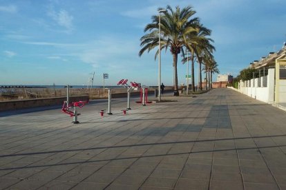 Imatge del Passeig Marítim on s'han instal·lat elements per practicar gimnasia.