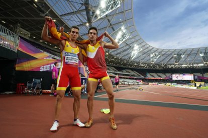 Gerard Descarrega, con su guía, después de ganar la carrera.