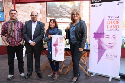 Plano general de los organizadores en la presentación del programa y el cartel de la 23ª edición del Festival Internacional de Dixieland de Tarragona, en rueda de prensa en el bar de la Tarraco Arena Plaça.