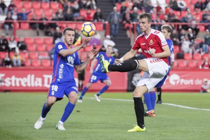 Manu Barreiro disputant una pilota al Nou Estadi durant el partit contra l'Oviedo.