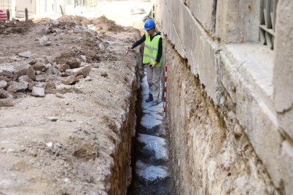 Les obres del carrer Salines de Tarragona que han tret a la llum una gran roca de la pista del circ romà.