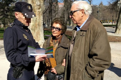 Un Policia informa a una parella