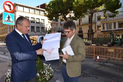 imagen de la visita de obras a la plaza Catalunya con el alcalde de Reus, Carles Pellicer, y el concejal de Urbanismo, Marc Arza.