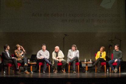 Els set participants durant del debat que va tenir lloc ahir al Teatre Batrina.