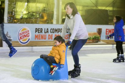 Imatge dels patinadors a les instal·lacions de la pista de gel de les Gavarres.