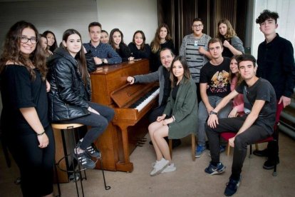 Fotografia de família dels estudiants de llenguatge i pràctica musical de primer de batxillerat.