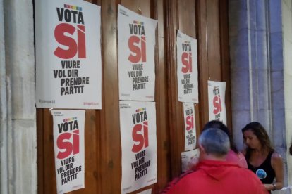 La CUP de Tarragona ha enganxat diversos cartells del 'Sí' a la porta de l'Ajuntament.