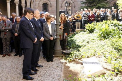 El president de la Generalitat, Carles Puigdemont, i el rector de la UB, Joan Elias, davant la placa commemorativa al jardí Ferran Soldevila a l'Edifici Històric.