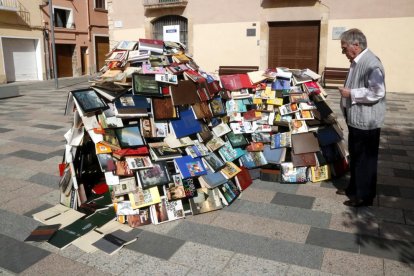 Un vecino observante la obra 'Àrtax' dentro del proyecto de arte efímero que se ha montado en Vila-seca con motivo de Sant Jordi.