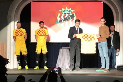 El president del Nàstic amb el dissenyador de la nova equipació, Enric Solé.