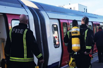 Imatge dels serveis d'emergència a l'estació de metro de Parsons Green.