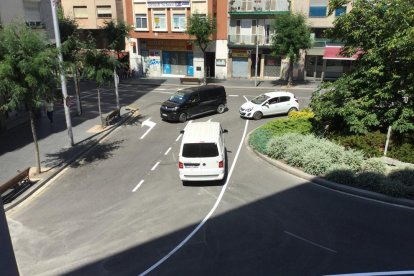 Dos conductors no s'adonen que ha canviat el sentit i que plaça Ponent ja no és una rotonda i gairebé topen amb un vehicle.