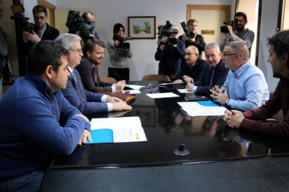 Un momento de la reunión entre el alcalde de Flix,