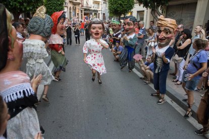 Els Nanos, ballant al ritme del seu acompanyament, per Corpus.