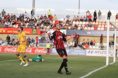 El delantero rojinegro David Querol se lamenta de una de las oportunidades contra los madrileños que no entró, en los últimos compases de cita, ayer en el Estadi.