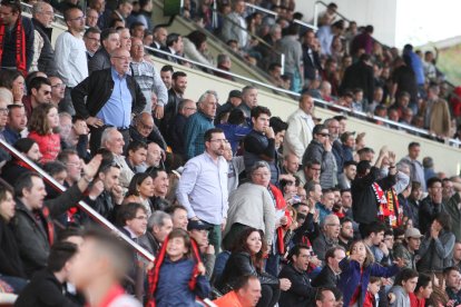 Los aficionados, animando.