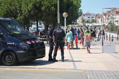 Un dispositiu policial a Cambrils, just al punt on divendres a la matinada la veïna de Saragossa va morir.