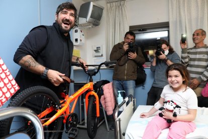 El cantant entregant un dels regals a una nena hospitalitzada.