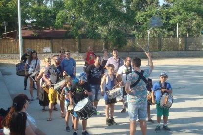 Un grupo de personas prepara la Timbalada en el Parc del Francolí.