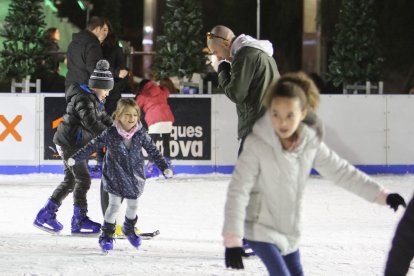 Una imagen de archivo de patinadores en la pista.