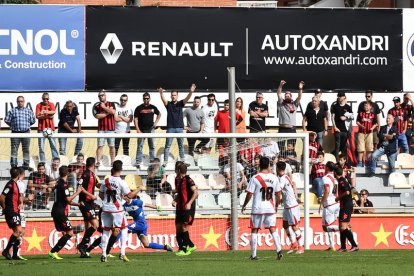 Los reusenses defienden una jugada a balón parado en la visita del Rayo Vallecano al Estadi Municipal.