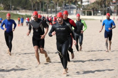 Un grup d'aspirants durant les proves físiques realitzades ahir a l'Arrabassada.