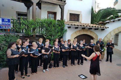 Los tres grupos participantes cantaron, de forma simultánea, en tres lugares emblemáticos diferentes.