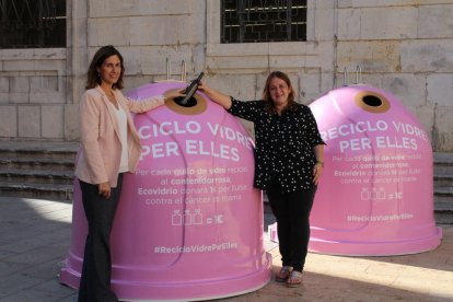 La consejera de Limpieza y Medio Ambiente, Ivana Martínez, y la gerente de Ecovidrio en Cataluña, Sílvia Mayo durante la presentación de la campaña.