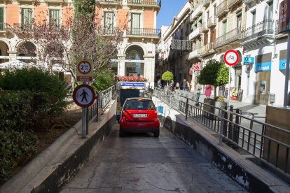 Una imagen de un coche accediendo al interior del equipamiento por la rampa de entrada.