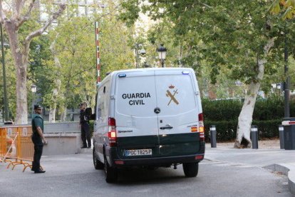 Els furgons policials traslladen els detinguts pels atemptats de Barcelona i Cambrils a l'Audiència Nacional.