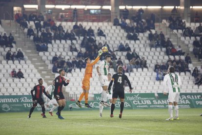 Badia atrapa una centrada molt tova. El porter roig-i-negre no va poder fer res per evitar els cinc gols del conjunt andalús, molt encertat de cara a porteria.