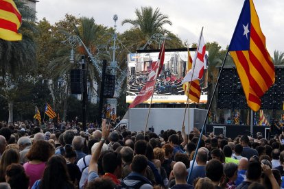 Manifestantes en el Passeig Lluís Companys despidiendo con la mano a los diputados de la oposición cuando han salido del hemiciclo.