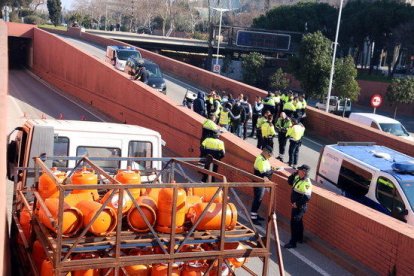 Pla general del camió amb butà aturat a la Ronda Litoral de Barcelona, el 21 de febrer del 2017.