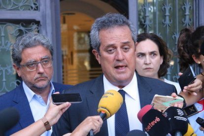 El conseller d'Interior, Joaquim Forn, amb el delegat del govern espanyol, Enric Millo, i l'alcaldessa de Barcelona, Ada Colau, a la seu de la conselleria, per informar de l'atropellament massiu a Barcelona.