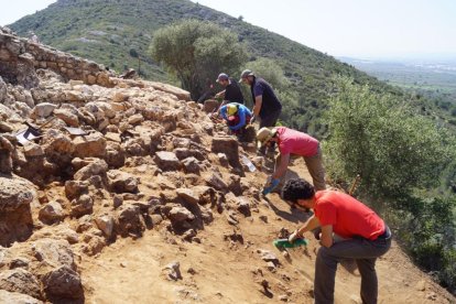 Plano abierto del equipo trabajando en la novena excavación en el muro de cierre.